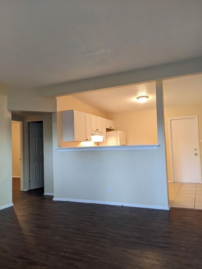 Building Photo - 2/1/ home in St. Pete