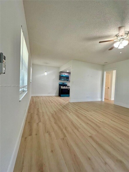 Building Photo - 1109 NE 6th Ave