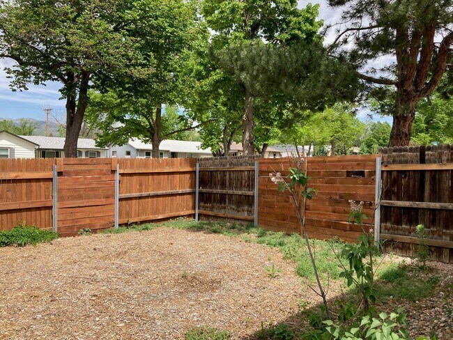 Building Photo - Beautiful 3 Bed 2 Bath with AC!