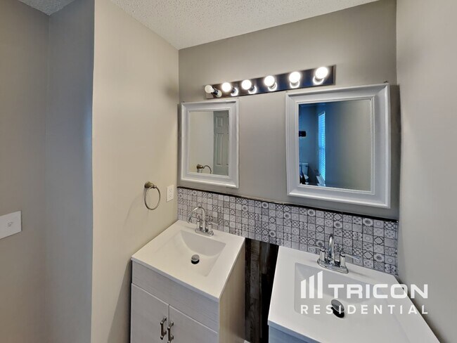 Building Photo - 242 Julian Pond Ln