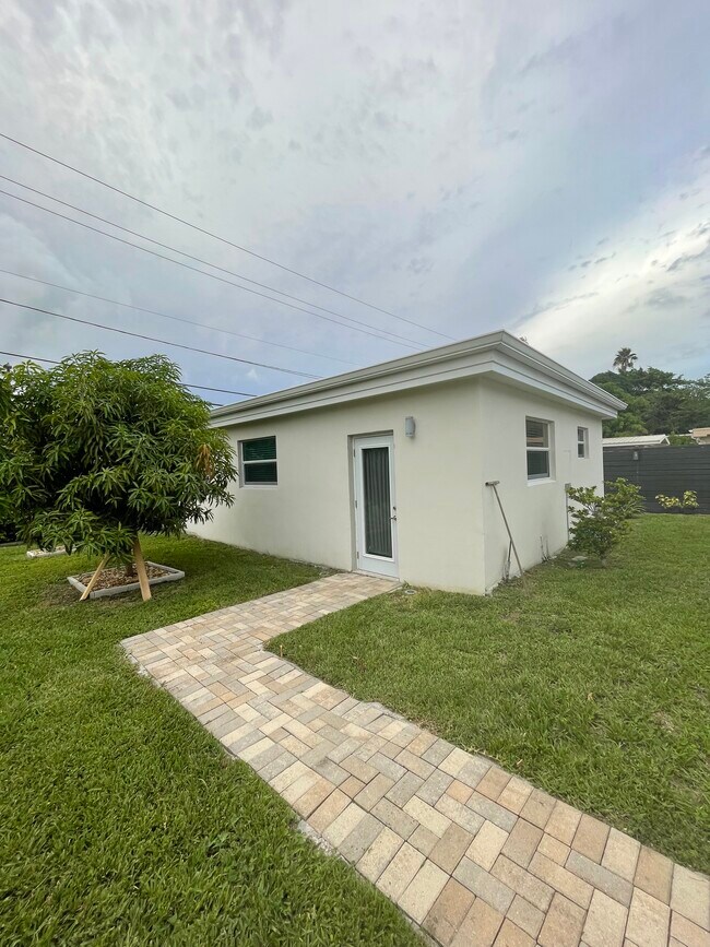 Building Photo - 12912 Ixora Rd