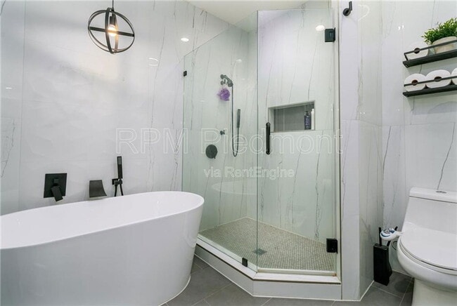 Building Photo - 220 Renaissance Pkwy NE