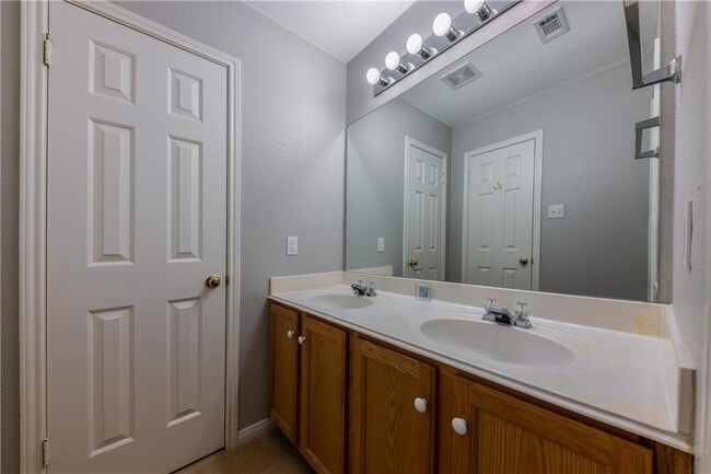 Building Photo - 15831 W Dorman Dr