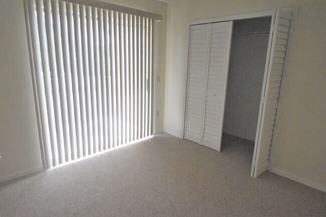 Building Photo - 695 Youngstown Pkwy