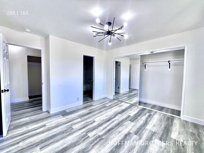 Building Photo - 530 W Arbor Vitae St