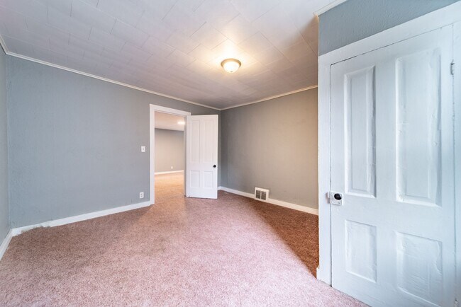 Building Photo - 409 Racine St