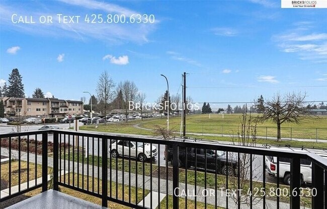 Building Photo - Move-In Ready Townhome with Ground Floor Suite & Views of Olympic Mountains