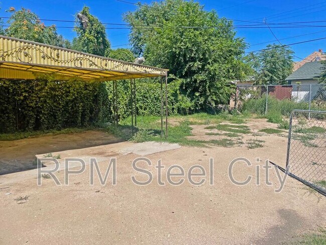 Building Photo - 927 E 1st St