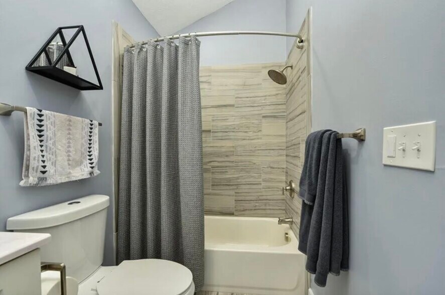 Building Photo - 4424 Bridge Ave