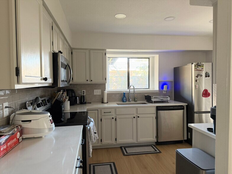 Building Photo - 921 Matilda Dr