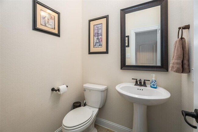 Building Photo - 1416 Bowen Dr
