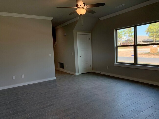 Building Photo - 402 Red Robin St