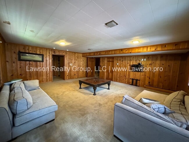 Building Photo - Spacious South Roanoke Home with Lawn Care Included