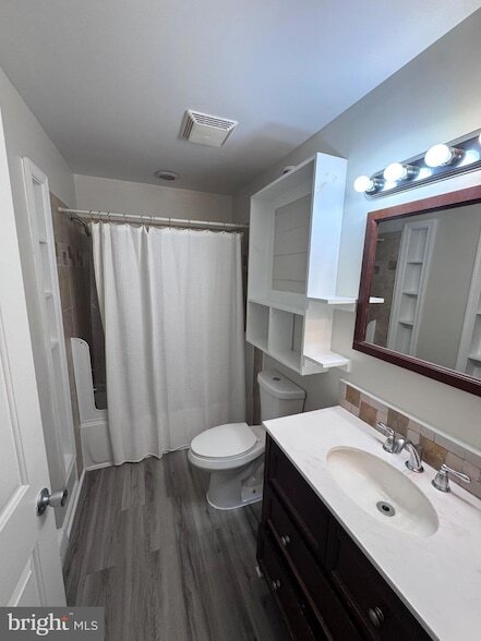 Building Photo - 2049 Lucas Ln
