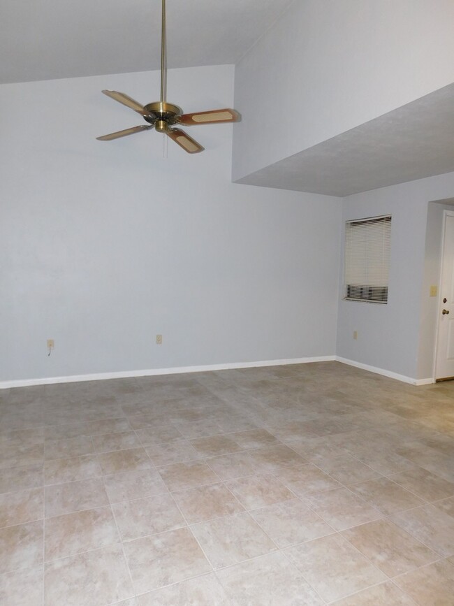 Building Photo - Spacious 2/2 Townhouse in Marchwood!