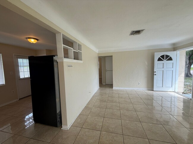 Building Photo - Highly Desired Tyrone home 2/1.5