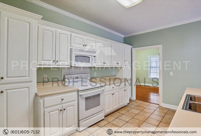 Building Photo - Cute, Comfortable and Convenient!