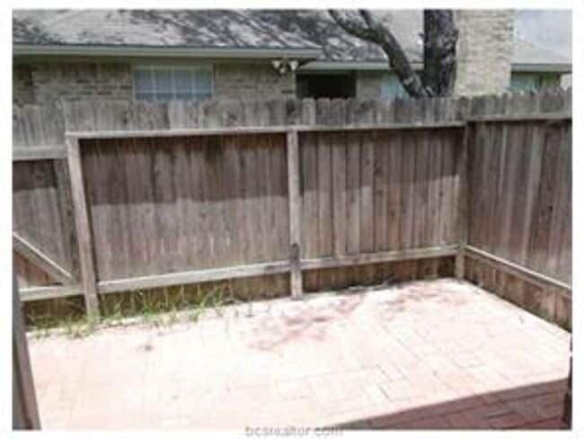 Building Photo - Spacious 3/2 1/2 duplex in convenient loca...