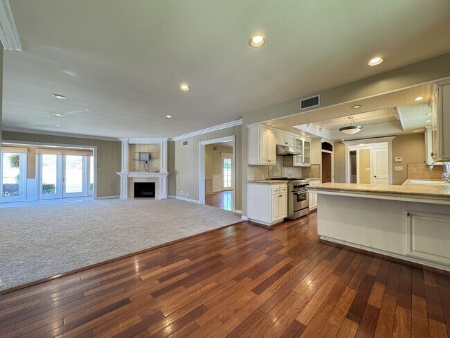 Building Photo - 1232 Longview Dr