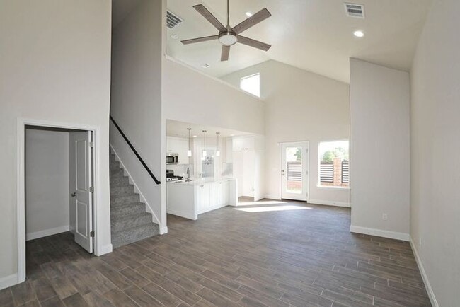 Primary Photo - 7628 Woodford Ave