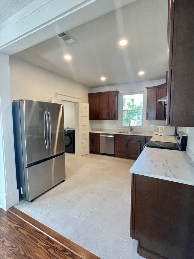 Building Photo - Renovated 2 bedroom 1 bathroom with office space Baldwin Park