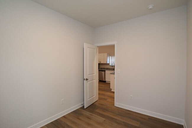 Building Photo - 903