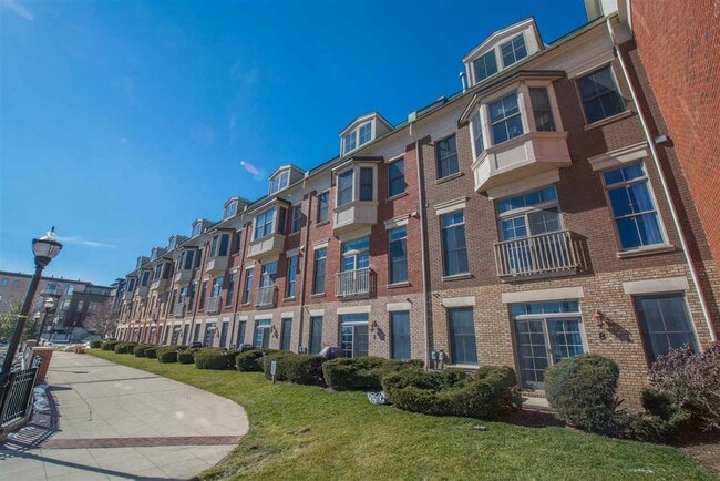 Building Photo - 8 Regency Pl