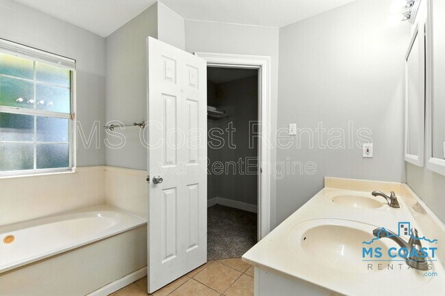 Building Photo - 11360 Creek Dr