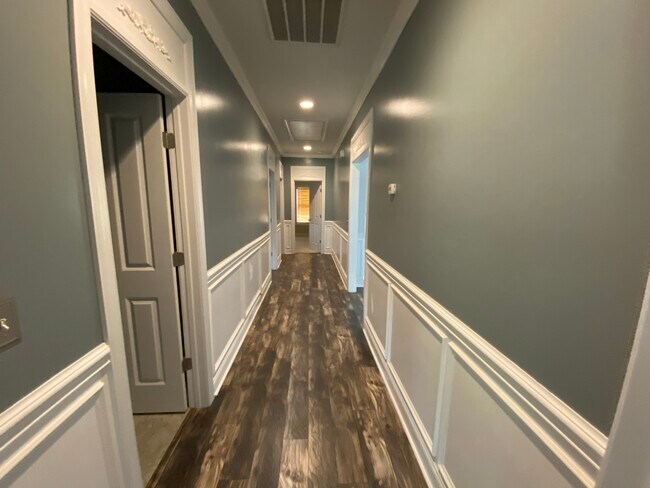 Building Photo - 128 Mosswood Dr