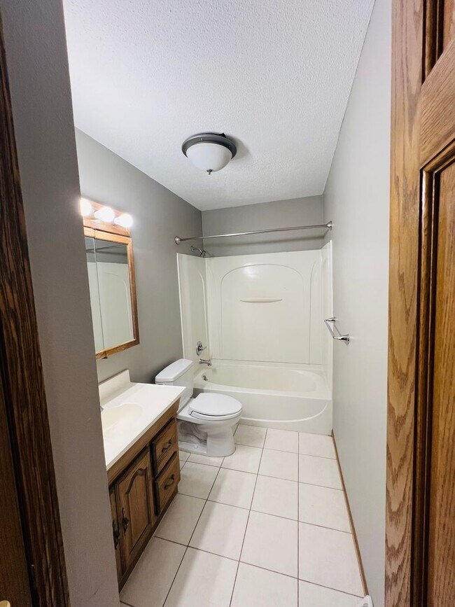 Building Photo - 3 Bedroom Home w/ Garage in Marion, IA