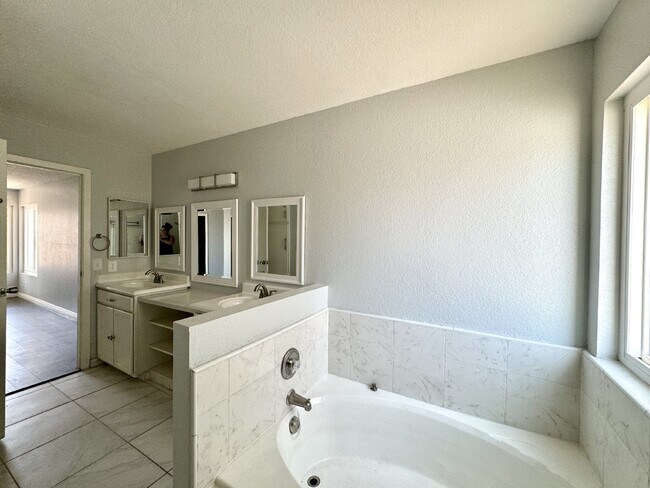 Building Photo - 4BD/3BA Henderson Townhome with Fireplace,...