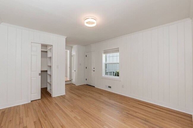 Building Photo - Sheek Updated Home With Pool!