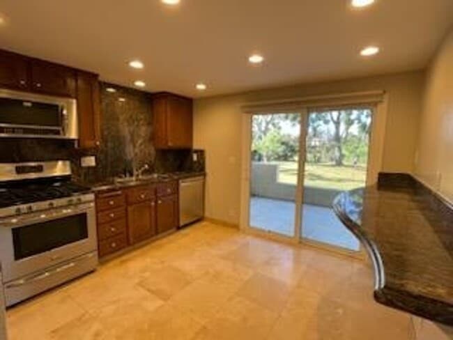 Building Photo - Impeccable end-unit La Mancha townhome in Mission Viejo