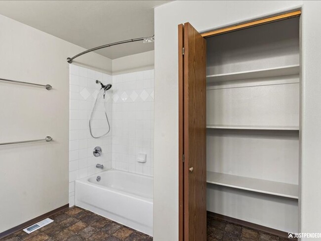 Building Photo - Spacious & Updated 3 Bedroom Duplex Near M...