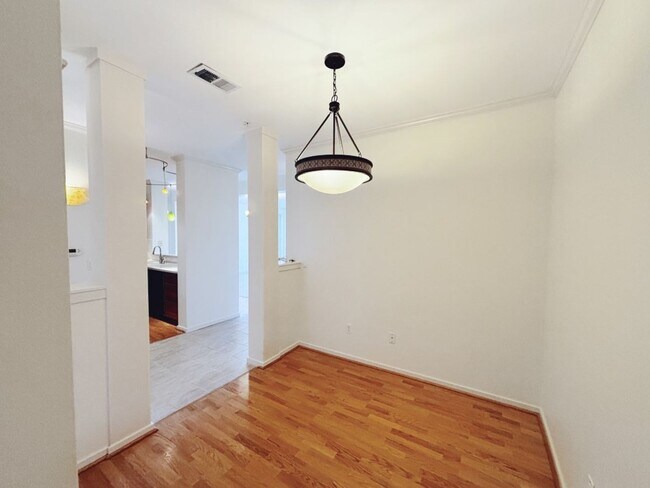 Building Photo - 2Bd/1.75Ba Kirkland Condo