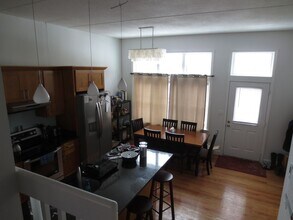 Building Photo - Great 2 Bedroom 1 Bath Close to the Green Line