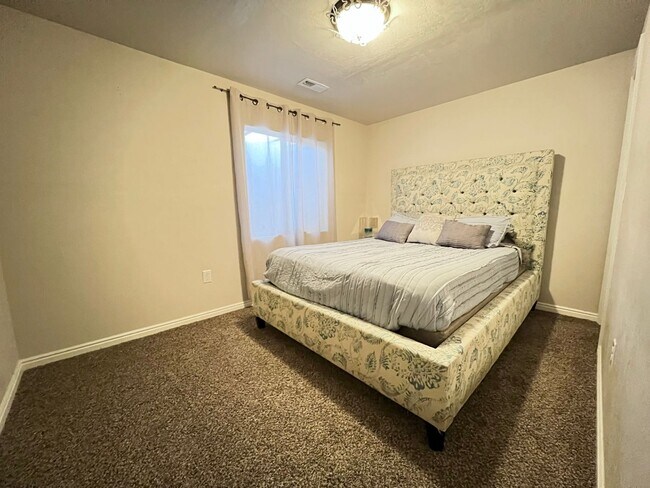 Building Photo - 6 Bedroom/3 Bathroom House in Eagle Mountain
