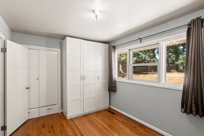 Building Photo - Charming 3-Bedroom Bungalow on Large Fenced Lot