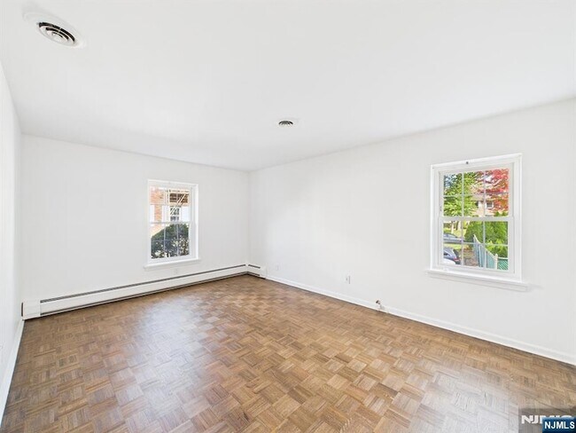 Building Photo - 364 E Ridgewood Ave