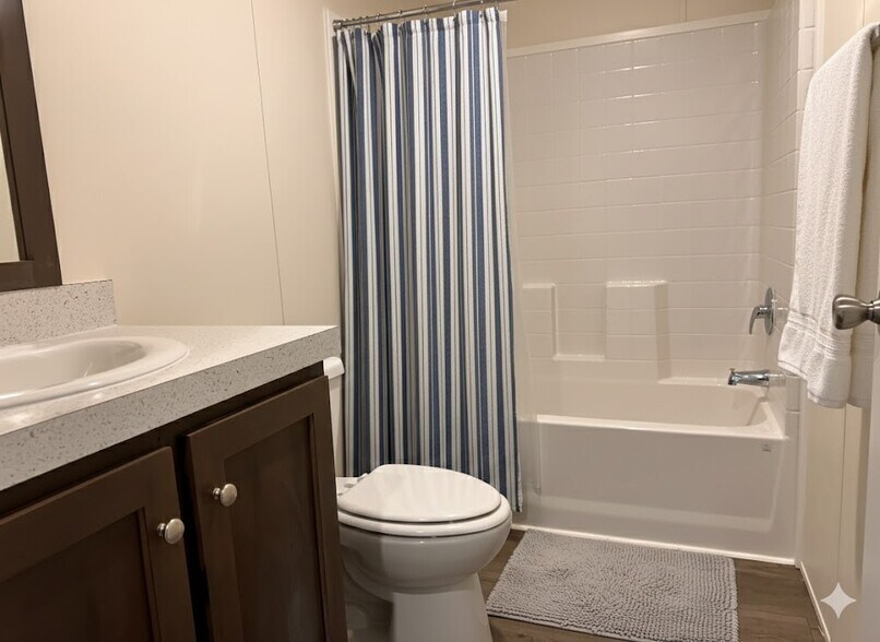 Building Photo - 8 Bing St N