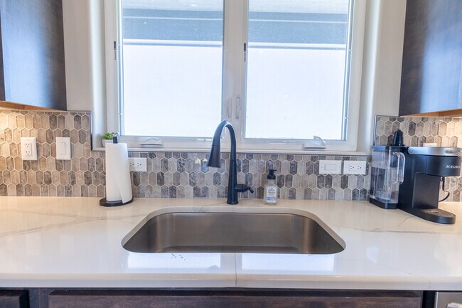 Building Photo - 2428 Sunshine Dr