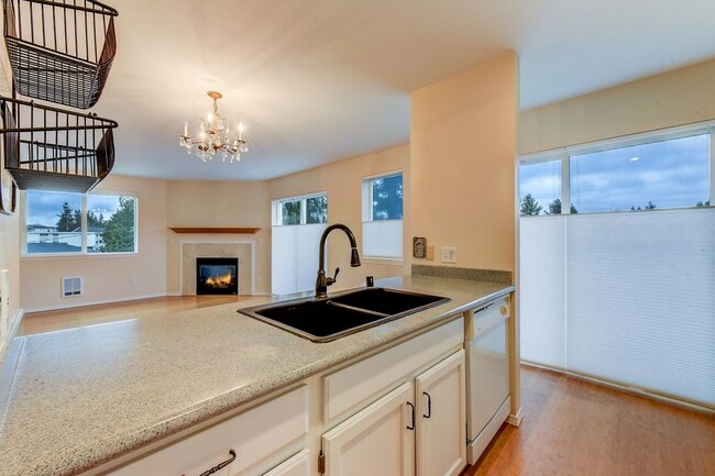 Building Photo - Commute-Friendly, Top-Floor, Totally Comfortable