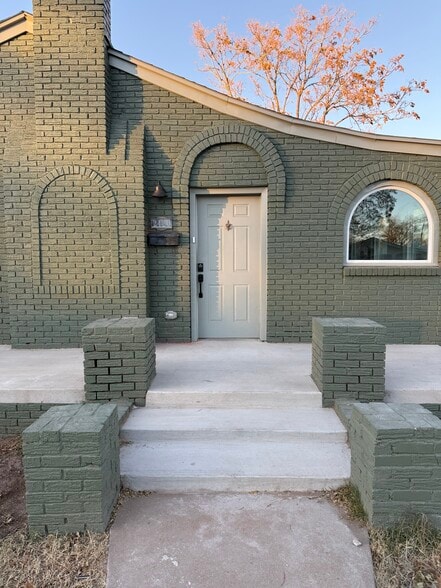 Building Photo - 2420 22nd St