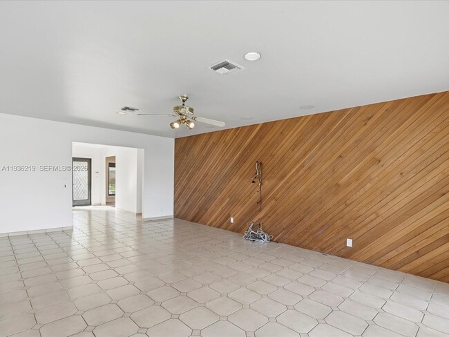 Building Photo - 21151 NE 22nd Ct