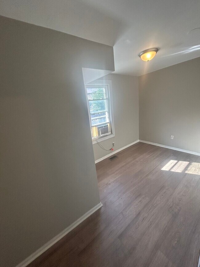 Building Photo - 644 W 49th St