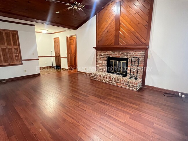 Building Photo - 7404 Valley Run Dr