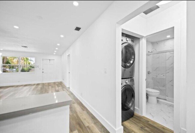 Building Photo - 816 N Golf Dr