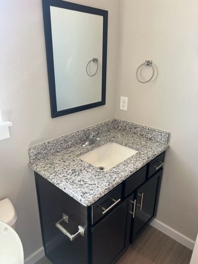 Building Photo - Public Avenue Townhomes in Clever!!! Leasi...