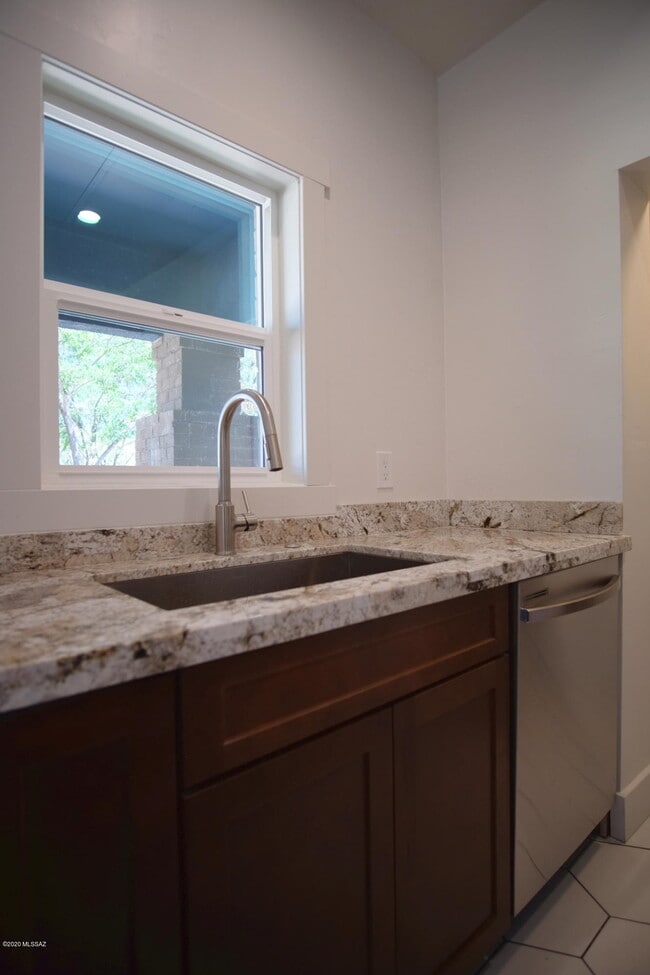 Building Photo - 118 E 18th St