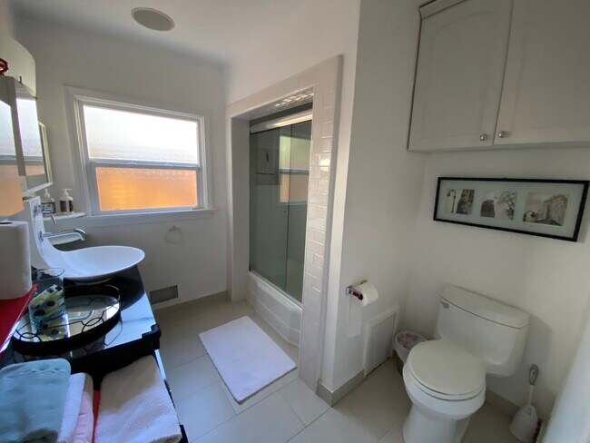 Building Photo - 920 N Beverly Glen Blvd